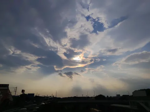 雲間から差し込む光のグラデーション