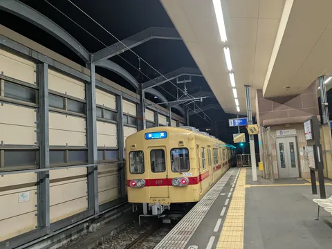 深夜の駅、静かに佇む黄色い列車