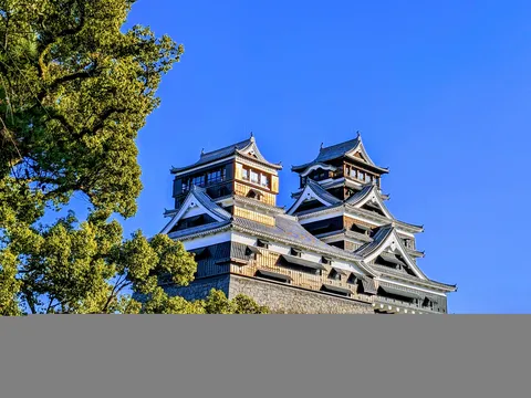 青空に映える二つの天守