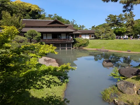 静寂の水辺に映る和の趣