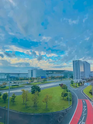 空と近代建築のコントラスト