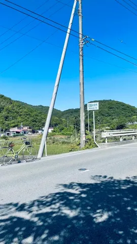 青空と傾く電柱、旅の途中の一服