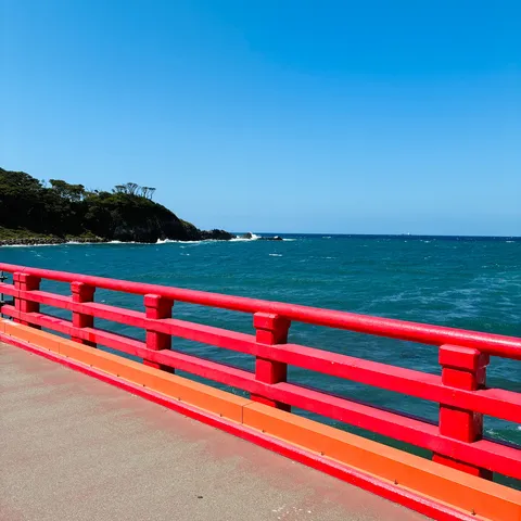 赤い欄干と青い海