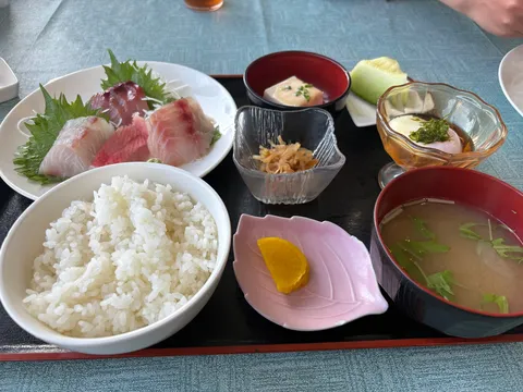 和やかな食卓の静かな午後