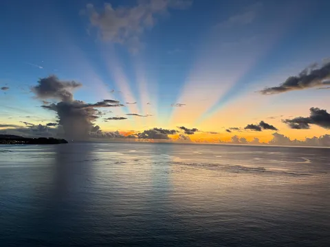 朝焼けの光が海を染める