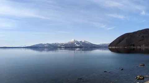 静寂の湖面、山並みの息吹