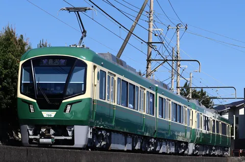 青空の下、江ノ電の新車