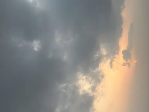 雲間にきらめく夕日