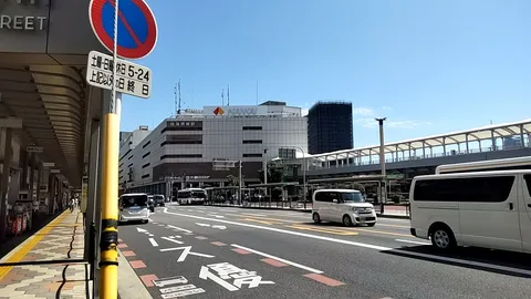 南海堺東駅前の賑やかな通り