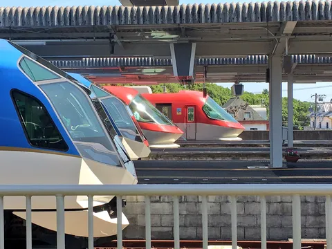 旅立ちを告げる、並ぶ列車の顔