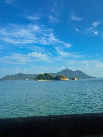 穏やかな海に浮かぶ島影