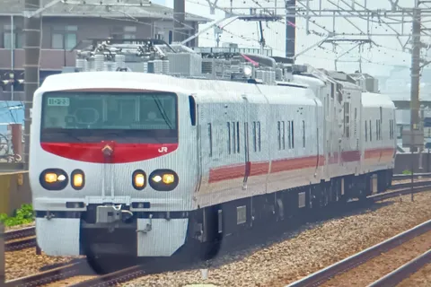 新幹線？特急？疾走する列車の赤と白