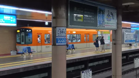 オレンジ列車と駅の静かな時間