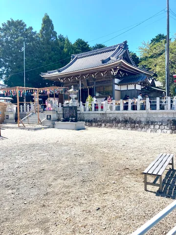夏空に映える神社の佇まい
