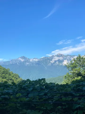 青空と山並みのコントラスト