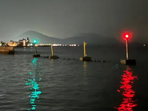 夜の海に灯る赤と緑