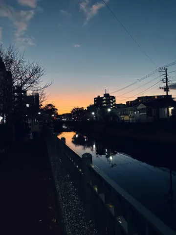 夕暮れの水路に映る光景
