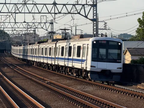 都会を駆ける白い列車