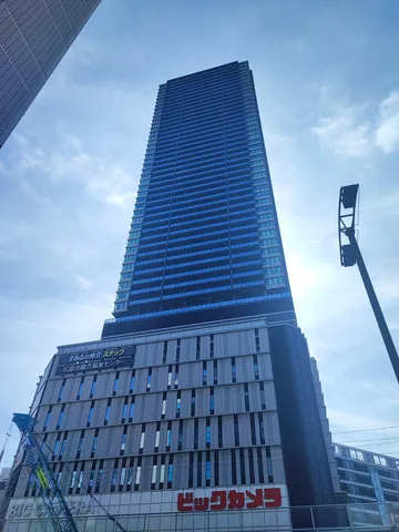 都会の空を貫く青い巨塔