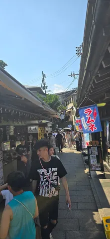 古都の賑わい、風情ある坂道