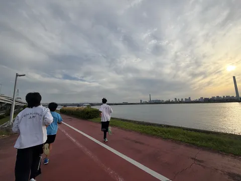 河畔を駆ける、朝焼けの街