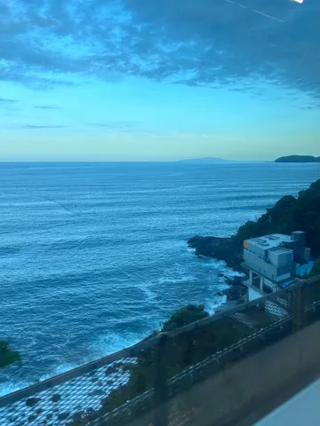 静かな海と崖の街景