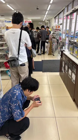 店内の列と小さな発見
