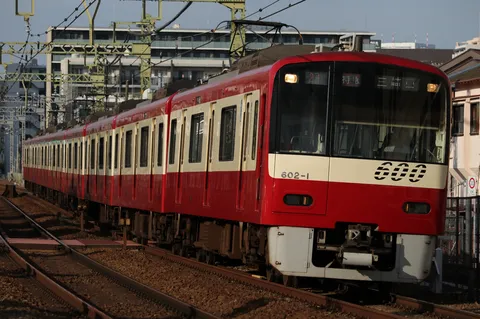 都会を駆け抜ける真っ赤な電車