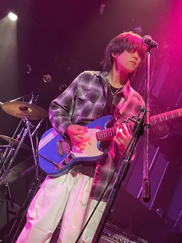 青灯の下で響くギター