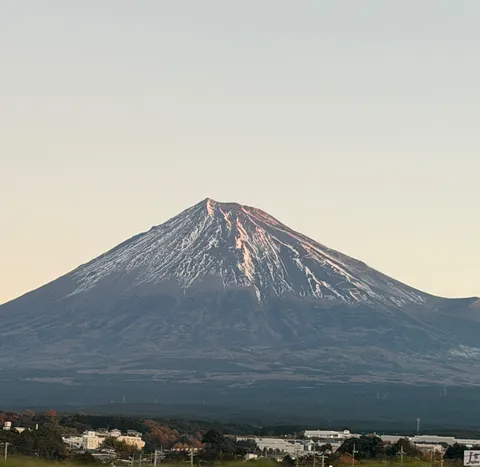 雪化粧の富士山、朝焼けのグラデーション