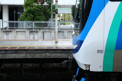 雨上がりの静寂、都会の列車