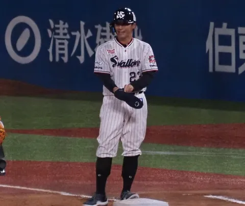 縦縞の夜の球場で一歩目