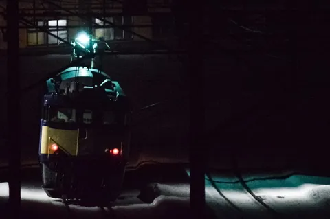 闇夜を照らす鉄道の光