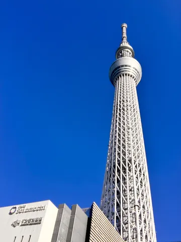 青空にそびえるスカイツリー