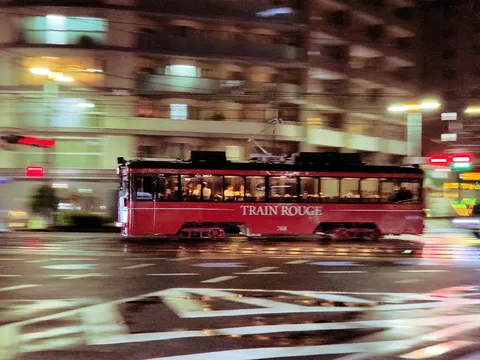 夜の街を駆ける赤い列車