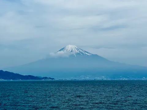 海と富士、冬の静寂