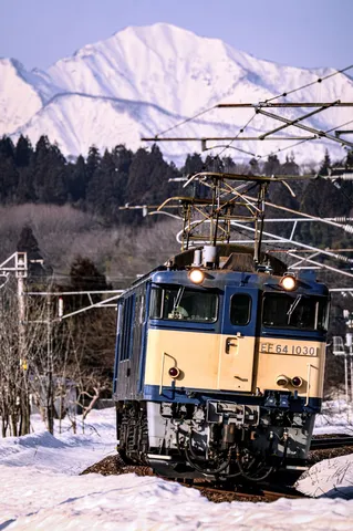 雪山と青い機関車