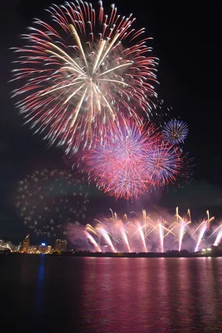 水面に映る花火の饗宴