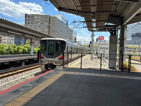 夏空の下、旅立ちの駅