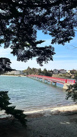 鮮やかな朱色に吸い込まれる橋