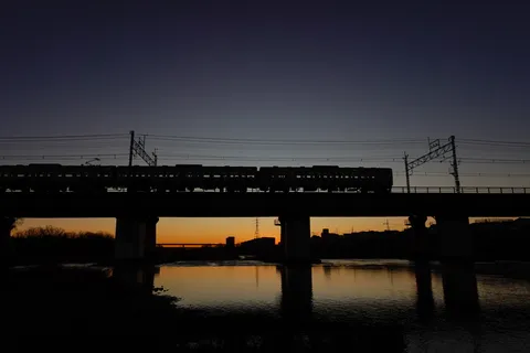 夕暮れの鉄路を駆ける
