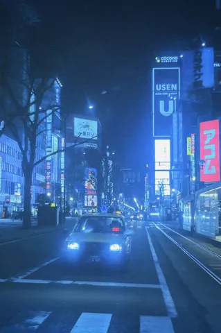 都会の夜に溶ける青
