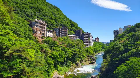 渓谷に建物が浮かぶ午後
