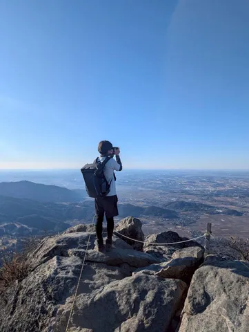 山頂からの絶景、カメラに収める瞬間