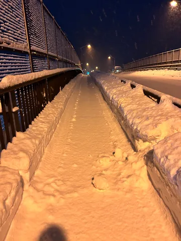 雪夜の静寂、凍てつく歩道