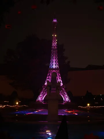 夜の色で染まるエッフェル塔