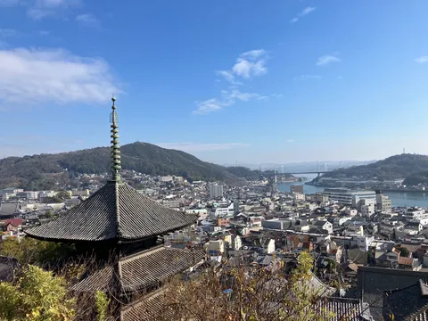 古都と海を望む、塔のある風景