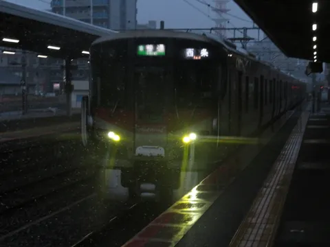 雨粒と駅の静寂