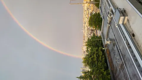 雨上がりの空に二重の虹