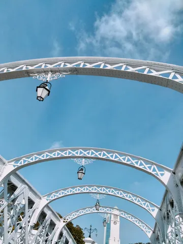 空と白亜のアーチ